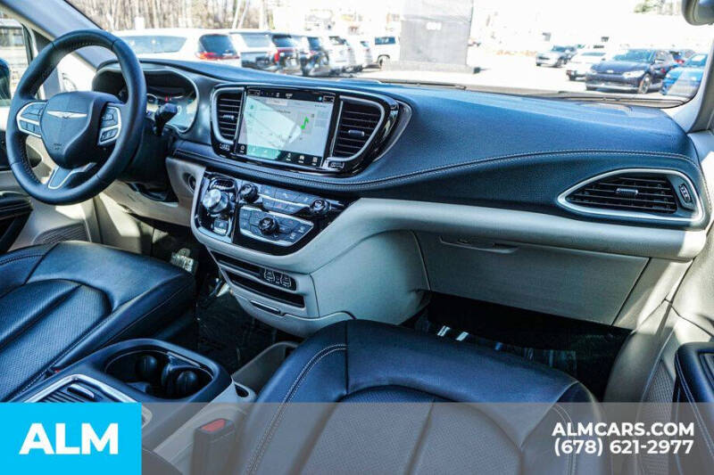 2024 Chrysler Pacifica Plug-In Hybrid Select