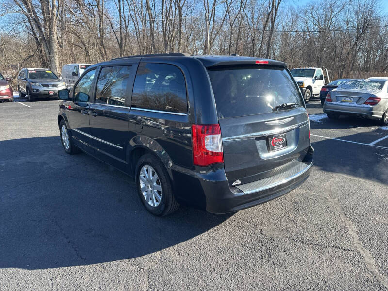 2013 Chrysler Town & Country Touring photo 7