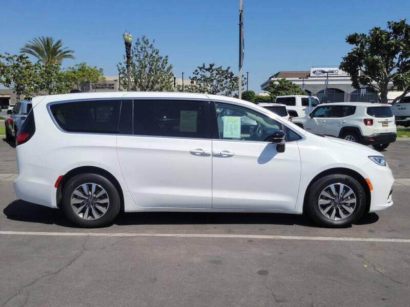 2024 Chrysler Pacifica Plug-In Hybrid Select