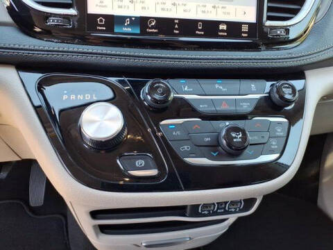 2024 Chrysler Pacifica Plug-In Hybrid Select