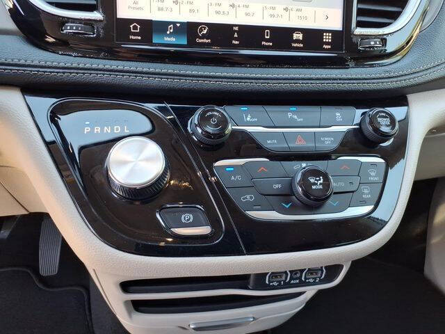 2024 Chrysler Pacifica Plug-In Hybrid Select