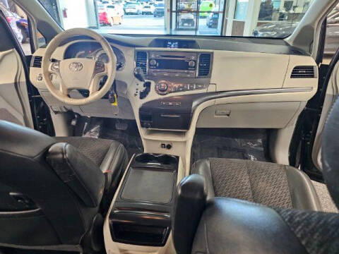 2012 Toyota Sienna SE 8-Passenger