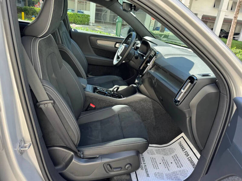 2025 Volvo XC40 B5 Plus Dark Theme