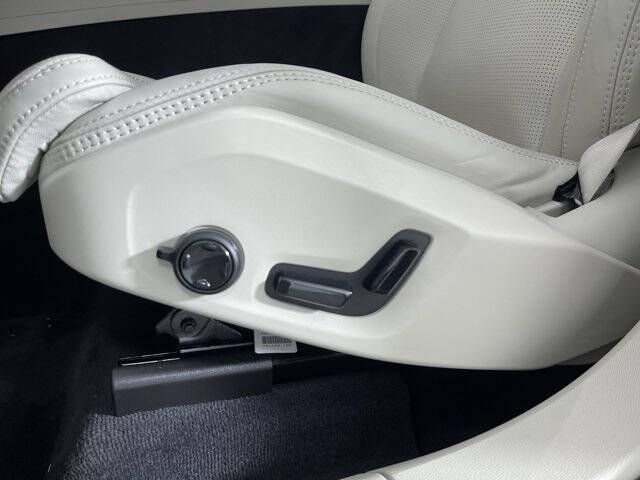 2025 Volvo XC60 B5 Ultra Dark Theme