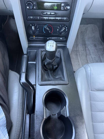 2005 Ford Mustang GT Deluxe
