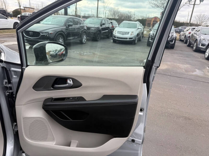2024 Chrysler Pacifica Plug-In Hybrid Select