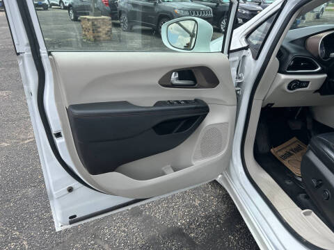 2017 Chrysler Pacifica Touring-L