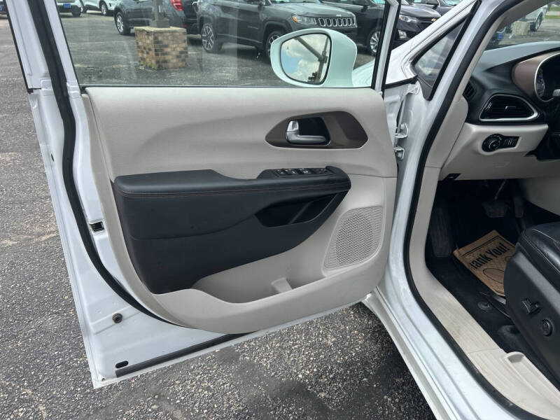 2017 Chrysler Pacifica Touring-L