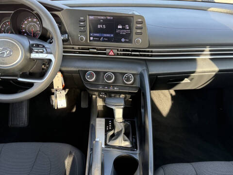 2022 Hyundai Elantra SE