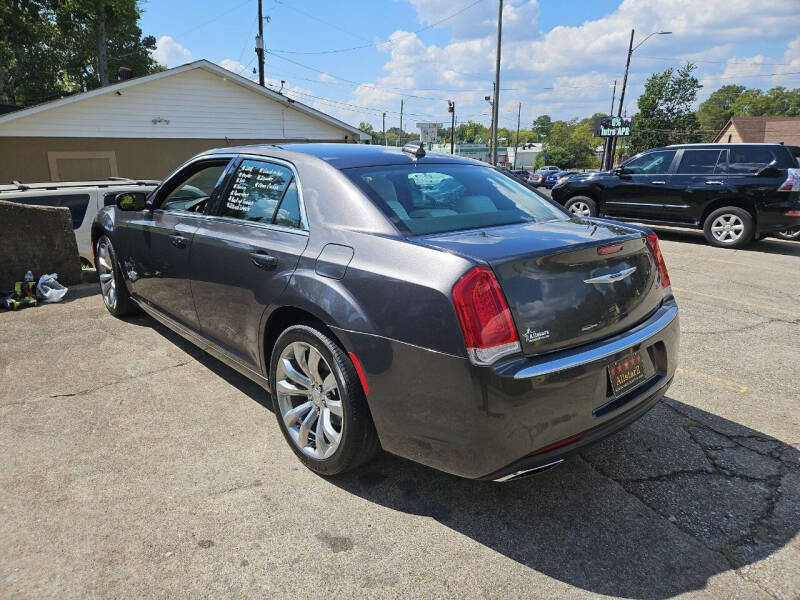 2018 Chrysler 300 Touring photo 8