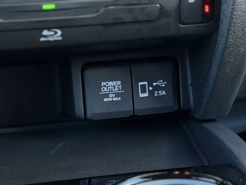 2022 Honda Pilot Touring w/Rear Captain's Chairs