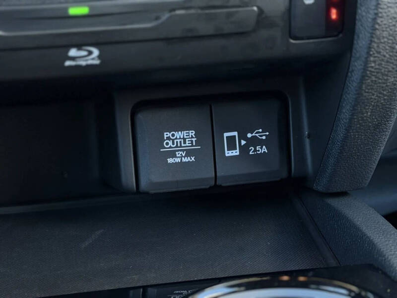 2022 Honda Pilot Touring w/Rear Captain's Chairs