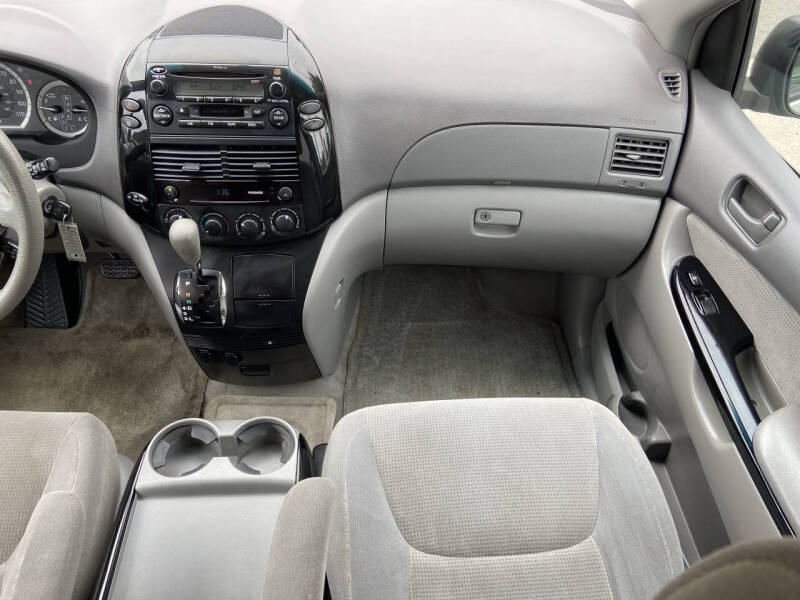 2004 Toyota Sienna LE 8 Passenger
