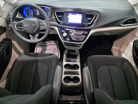 2022 Chrysler Voyager LX