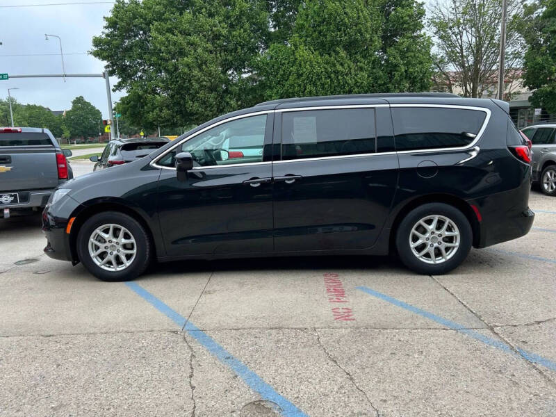 2020 Chrysler Voyager's photo