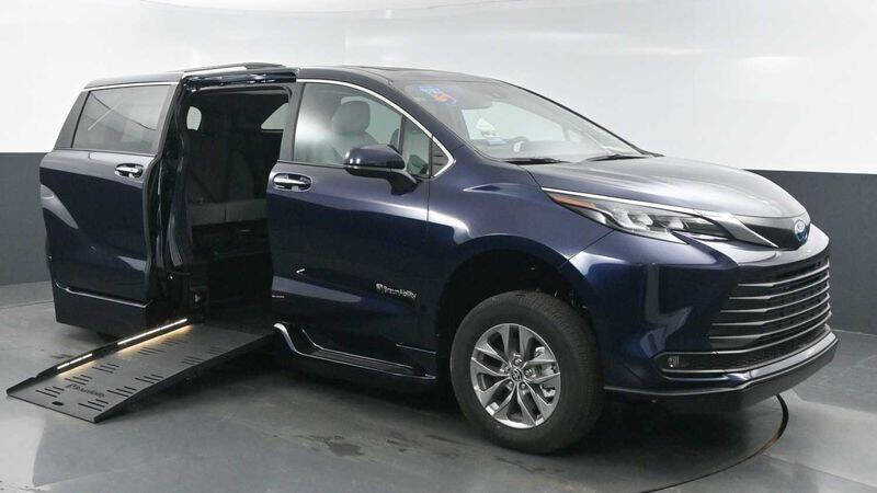 2025 Toyota Sienna XLE's photo