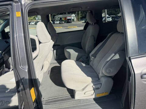 2011 Toyota Sienna LE 8-Passenger