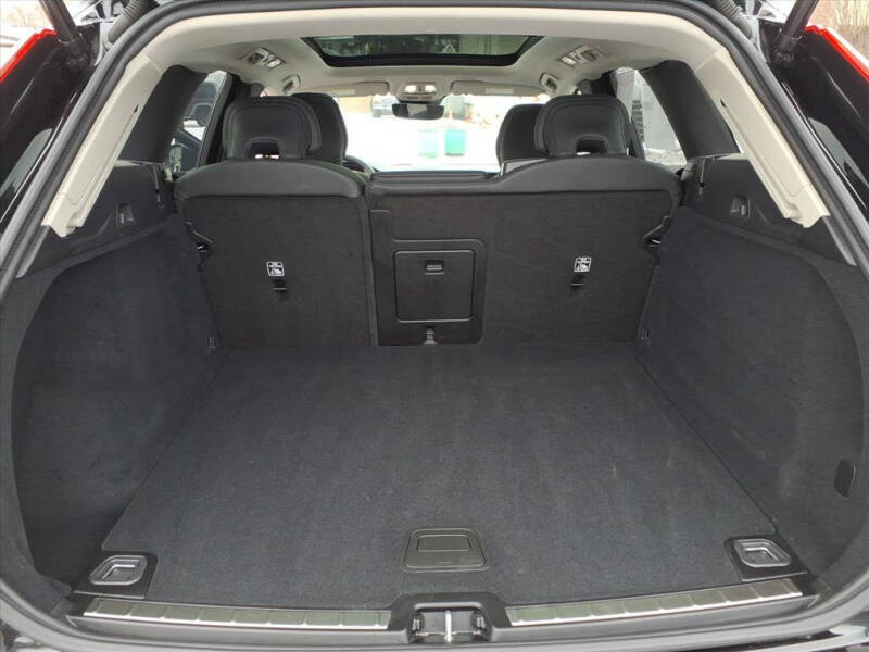 2025 Volvo XC60 B5 Plus Dark Theme