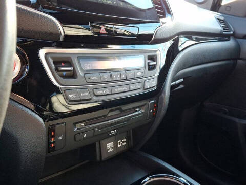 2022 Honda Pilot Touring w/Rear Captain's Chairs