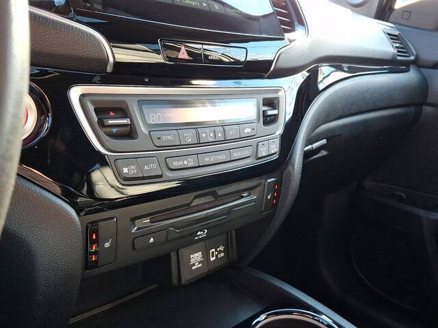 2022 Honda Pilot Touring w/Rear Captain's Chairs