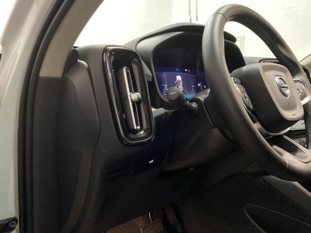 2025 Volvo XC40 B5 Plus Dark Theme