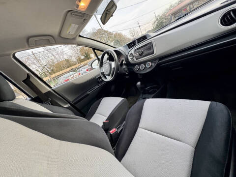 2013 Toyota Yaris 5-Door LE