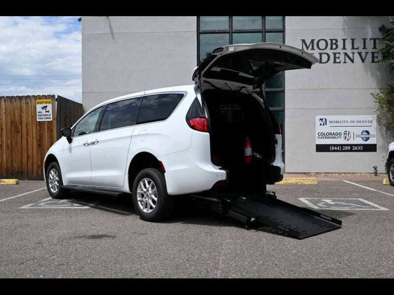 2025 Chrysler Voyager LX