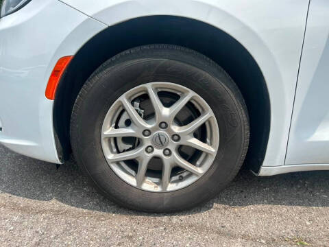 2025 Chrysler Pacifica Select