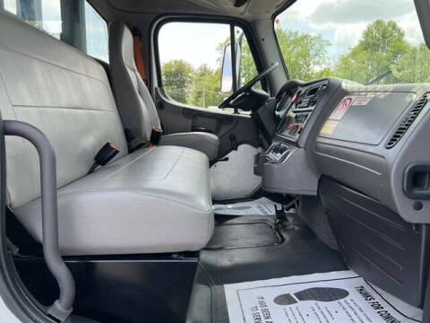 2010 Freightliner M2 106