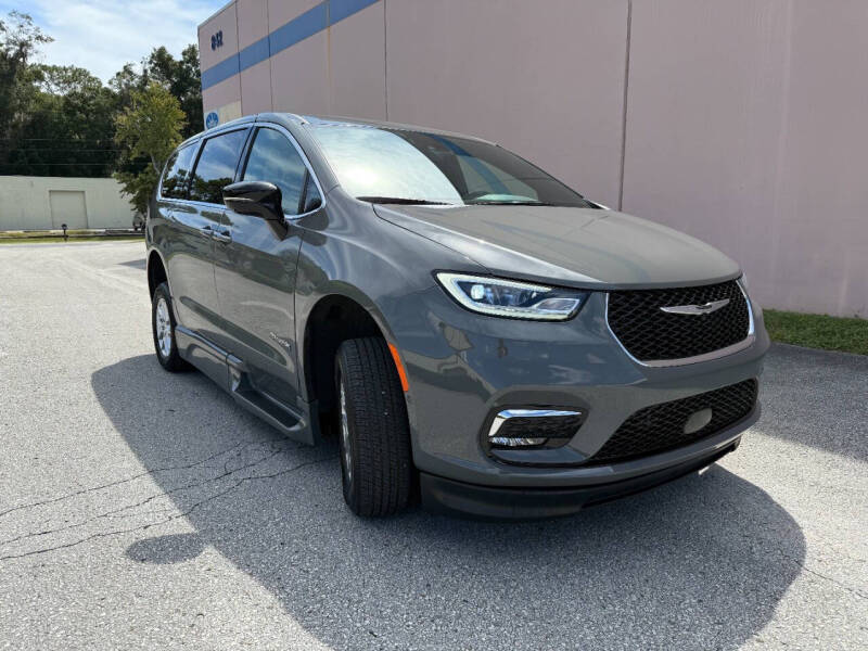 2025 Chrysler Pacifica Select