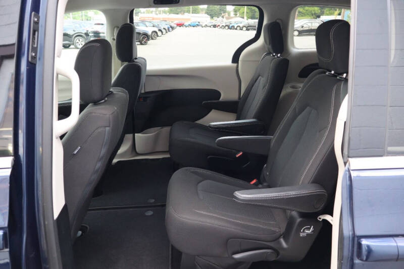2020 Chrysler Voyager LX
