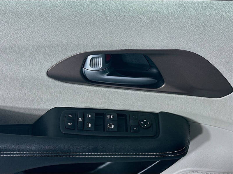 2024 Chrysler Voyager LX