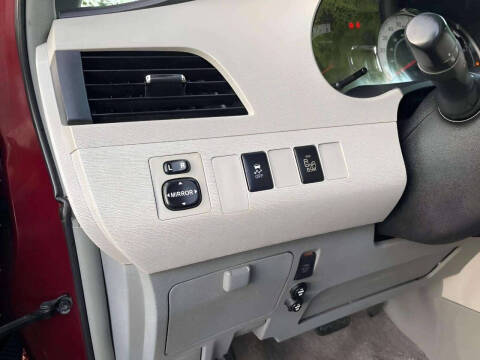 2014 Toyota Sienna SE 8-Passenger