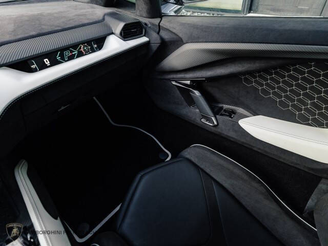 2024 Lamborghini Revuelto