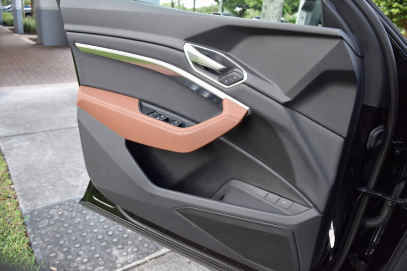 2022 Audi e-tron quattro Premium