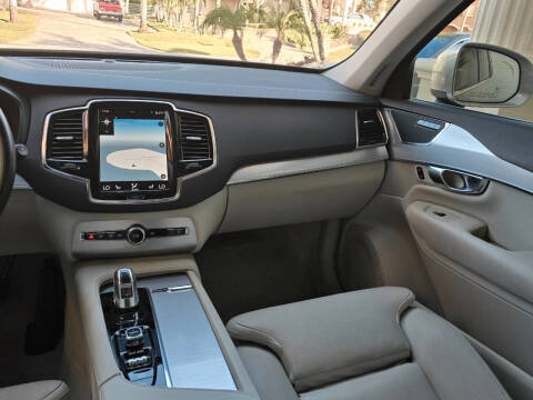 2016 Volvo XC90 T8 eAWD Momentum