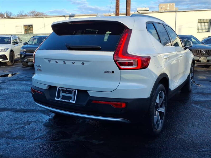 2025 Volvo XC40 B5 Plus Bright Theme