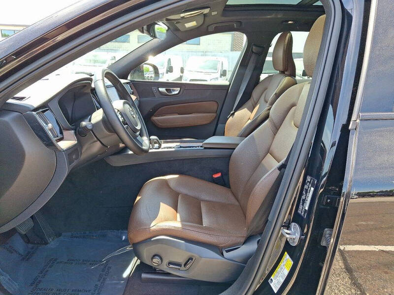 2023 Volvo XC60 B5 Plus Dark Theme