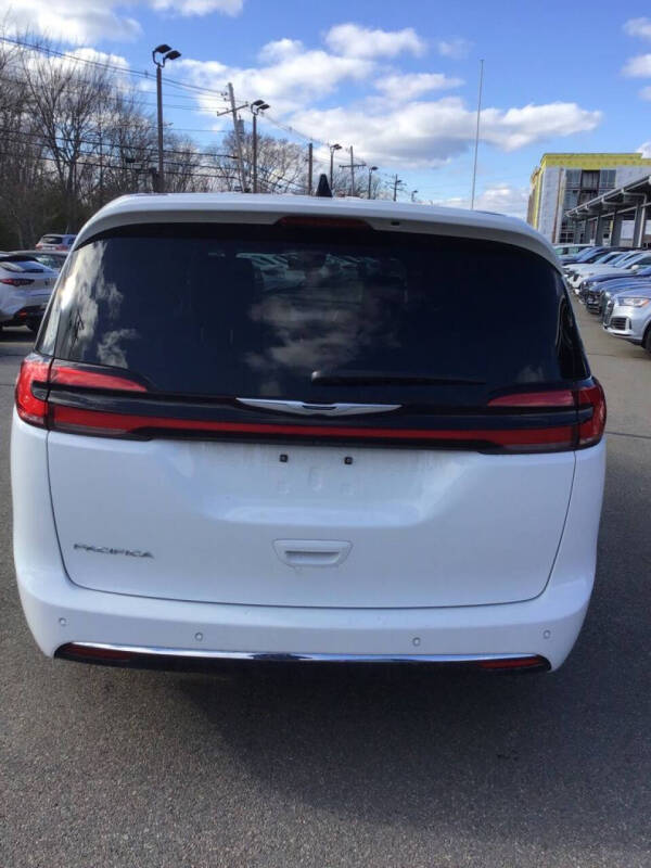 2025 Chrysler Pacifica Select