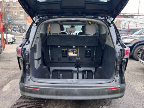 2022 Toyota Sienna LE 8-Passenger