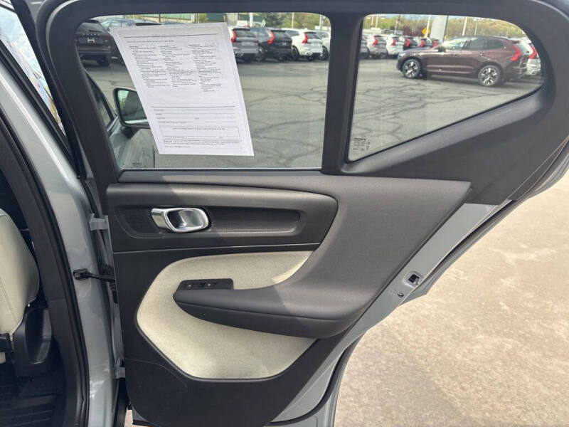 2024 Volvo XC40 B5 Plus Bright Theme