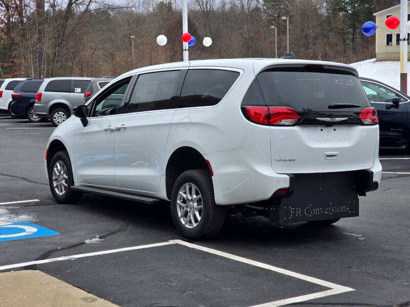 2025 Chrysler Voyager LX