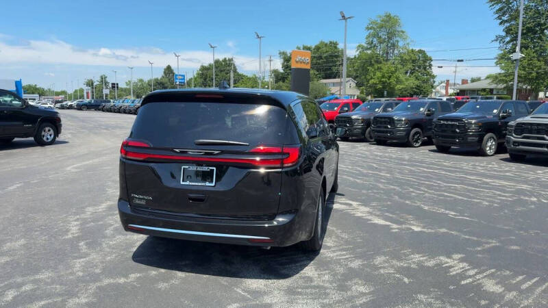 2027 Chrysler Pacifica Select
