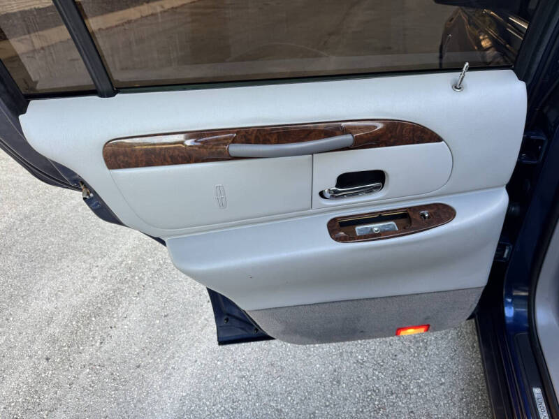 2002 Lincoln Town Car Signature