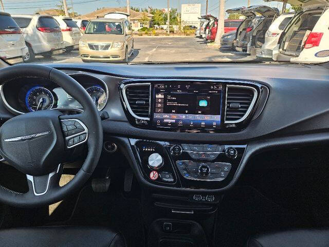 2025 Chrysler Pacifica Select