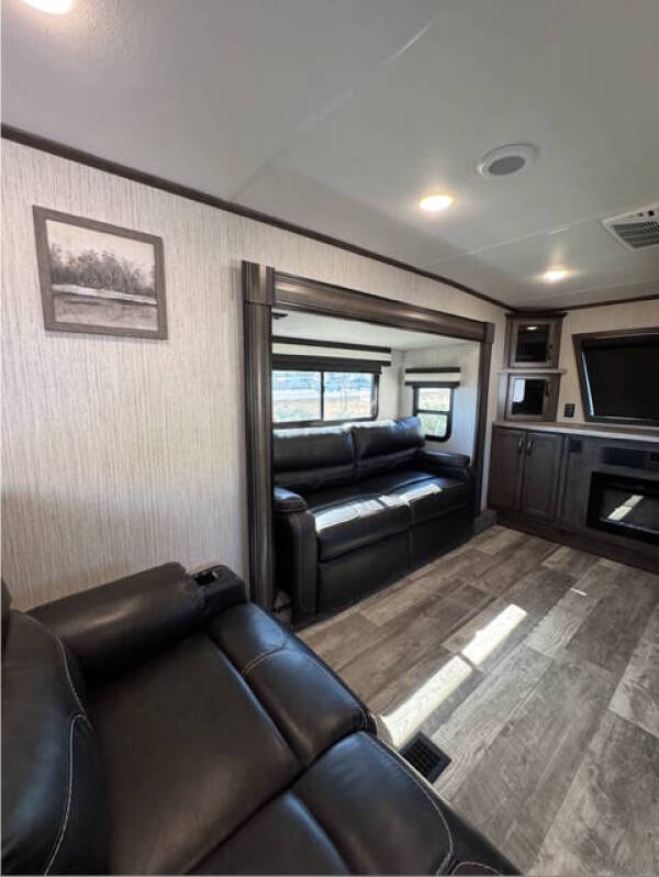 2021 Forest River Sandpiper 379FLOK