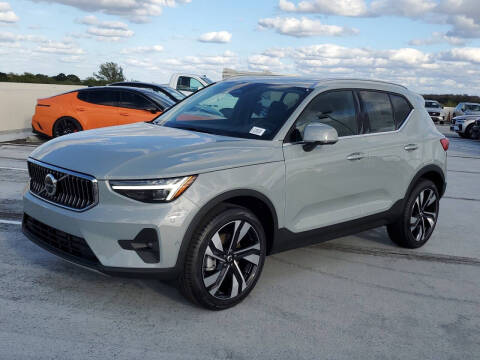 2025 Volvo XC40 B5 Ultra Bright Theme