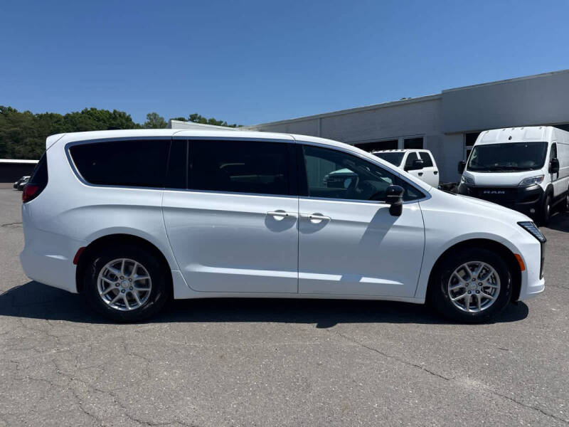 2027 Chrysler Pacifica Select