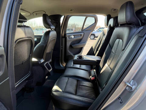 2022 Volvo XC40 T5 Momentum