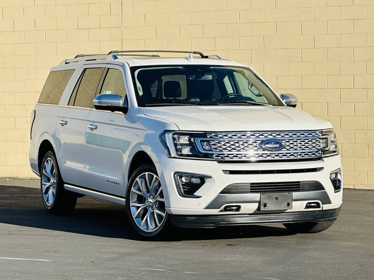 Off white 2018 Ford Expedition MAX Platinum 4x4 Platinum 4dr SUV 1